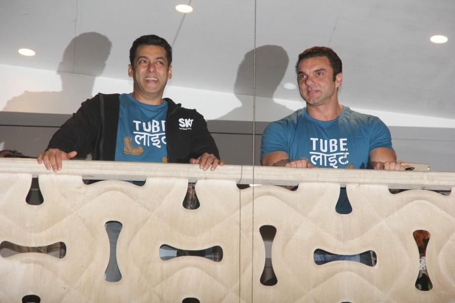 Tubelight actors Salman Khan and Sohail Khan greet fans from their balcony from Galaxy Apartments, in Mumbai on May 25, 2017. Salman Khan and Sohail Khan,Salman Khan,Sohail Khan,Tubelight Trailer,Tubelight Trailer launch,Salman Khan pics,Salman Khan images,Salman Khan stills,Salman Khan pictures,Salman Khan photos