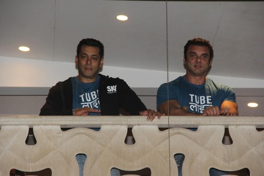Tubelight actors Salman Khan and Sohail Khan greet fans from their balcony from Galaxy Apartments, in Mumbai on May 25, 2017. Salman Khan and Sohail Khan,Salman Khan,Sohail Khan,Tubelight Trailer,Tubelight Trailer launch,Salman Khan pics,Salman Khan images,Salman Khan stills,Salman Khan pictures,Salman Khan photos