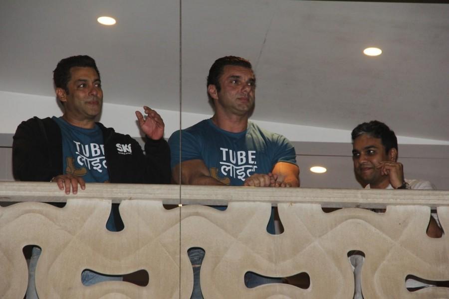 Tubelight actors Salman Khan and Sohail Khan greet fans from their balcony from Galaxy Apartments, in Mumbai on May 25, 2017. Salman Khan and Sohail Khan,Salman Khan,Sohail Khan,Tubelight Trailer,Tubelight Trailer launch,Salman Khan pics,Salman Khan images,Salman Khan stills,Salman Khan pictures,Salman Khan photos