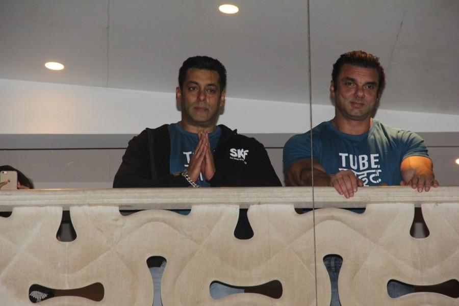 Tubelight actors Salman Khan and Sohail Khan greet fans from their balcony from Galaxy Apartments, in Mumbai on May 25, 2017. Salman Khan and Sohail Khan,Salman Khan,Sohail Khan,Tubelight Trailer,Tubelight Trailer launch,Salman Khan pics,Salman Khan images,Salman Khan stills,Salman Khan pictures,Salman Khan photos