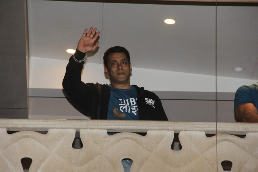 Tubelight actors Salman Khan and Sohail Khan greet fans from their balcony from Galaxy Apartments, in Mumbai on May 25, 2017. Salman Khan and Sohail Khan,Salman Khan,Sohail Khan,Tubelight Trailer,Tubelight Trailer launch,Salman Khan pics,Salman Khan images,Salman Khan stills,Salman Khan pictures,Salman Khan photos