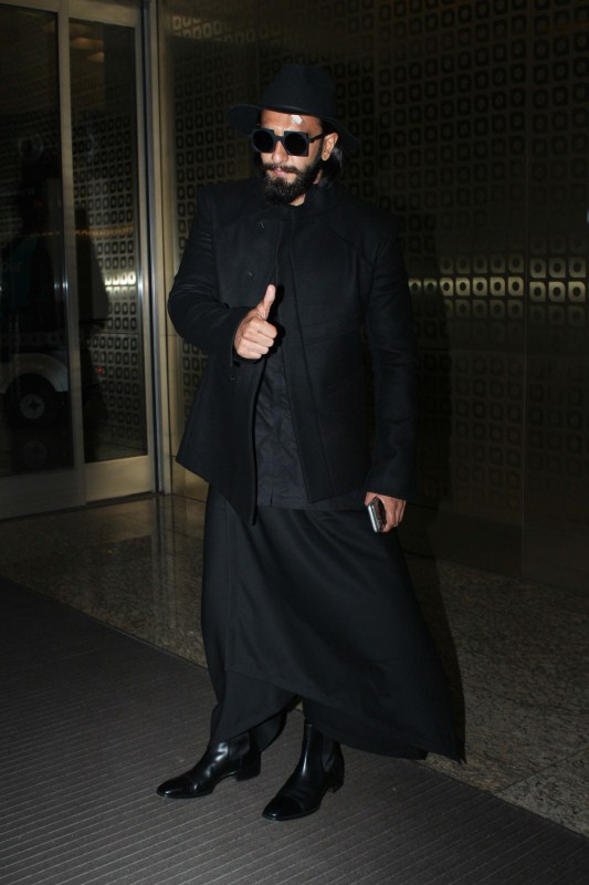 Ranveer Singh was injured on the head while shooting the climax of "Padmavati" here, a source close to the actor said, adding that he sought medical aid and returned to shoot soon after. Ranveer Singh,actor Ranveer Singh,ranveer singh padmavati,Ranveer Singh injures,Ranveer Singh head injures,Ranveer Singh at airport,Ranveer Singh spotted at airport,Ranveer Singh pics,Ranveer Singh images,Ranveer Singh stills,Ranveer Singh pictures,Ranvee