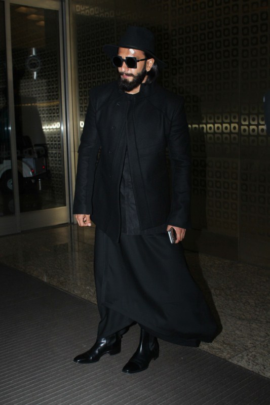The incident took place at the film's set here on Thursday, the source said. Ranveer Singh,actor Ranveer Singh,ranveer singh padmavati,Ranveer Singh injures,Ranveer Singh head injures,Ranveer Singh at airport,Ranveer Singh spotted at airport,Ranveer Singh pics,Ranveer Singh images,Ranveer Singh stills,Ranveer Singh pictures,Ranvee
