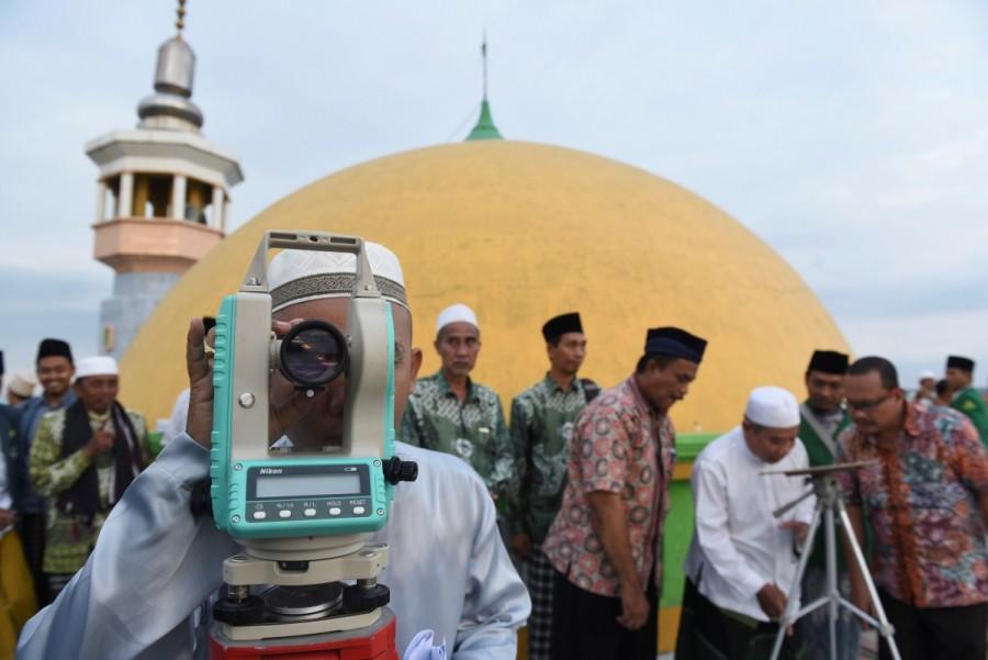 Officials from the Nahdlatul Ulama Islamic organization use telescopes for the sighting of the new moon for the start of Ramadan in a mosque in Surabaya, East Java, Indonesia May 26, 2017. Ramadan,Ramadan 2017,ramadan 2017 in india,Happy Ramadan,Muslims begin fasting,holy month of Ramadan,fasting