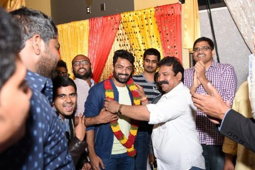 The Telugu community in Chicago extended a warm reception to actor Nandamuri Kalyan Ram, who was in the city for a holiday. The actor visited Chicago along with his family after almost a decade. Young fans and students turned up in big numbers to cheer the actor enthusiastically.