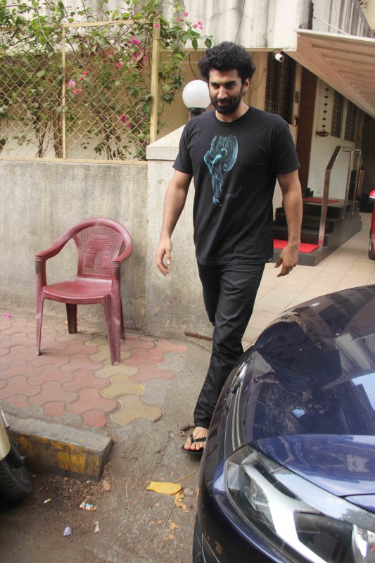 Bollywood actor Aditya Roy Kapoor snapped at Matrix office in Bandra, Mumbai, India on May 26, 2017. Aditya Roy Kapoor,actor Aditya Roy Kapoor,Aditya Roy Kapoor snapped at Matrix office,Matrix office,Aditya Roy Kapoor latest pics,Aditya Roy Kapoor latest images,Aditya Roy Kapoor latest stills,Aditya Roy Kapoor latest pictures,Aditya Roy Kapoor latest pho