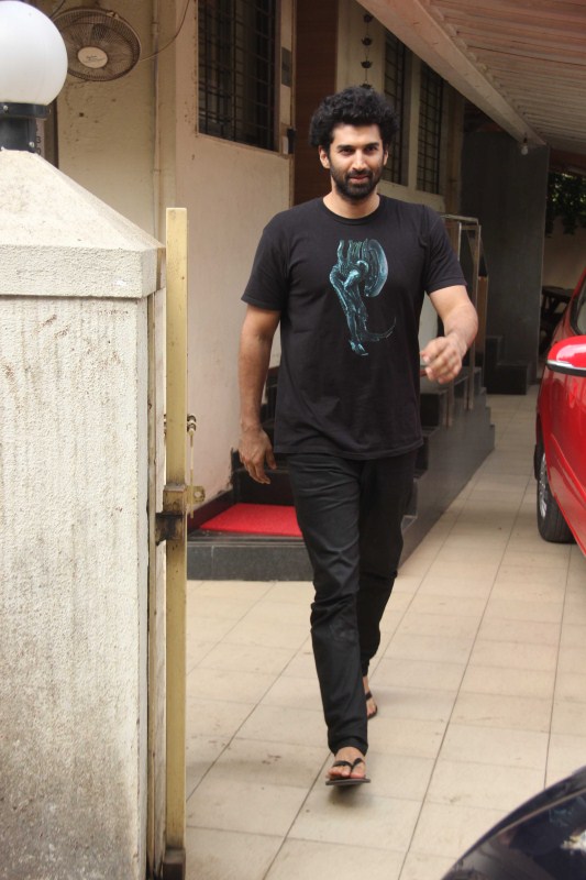 Bollywood actor Aditya Roy Kapoor snapped at Matrix office in Bandra, Mumbai, India on May 26, 2017. Aditya Roy Kapoor,actor Aditya Roy Kapoor,Aditya Roy Kapoor snapped at Matrix office,Matrix office,Aditya Roy Kapoor latest pics,Aditya Roy Kapoor latest images,Aditya Roy Kapoor latest stills,Aditya Roy Kapoor latest pictures,Aditya Roy Kapoor latest pho