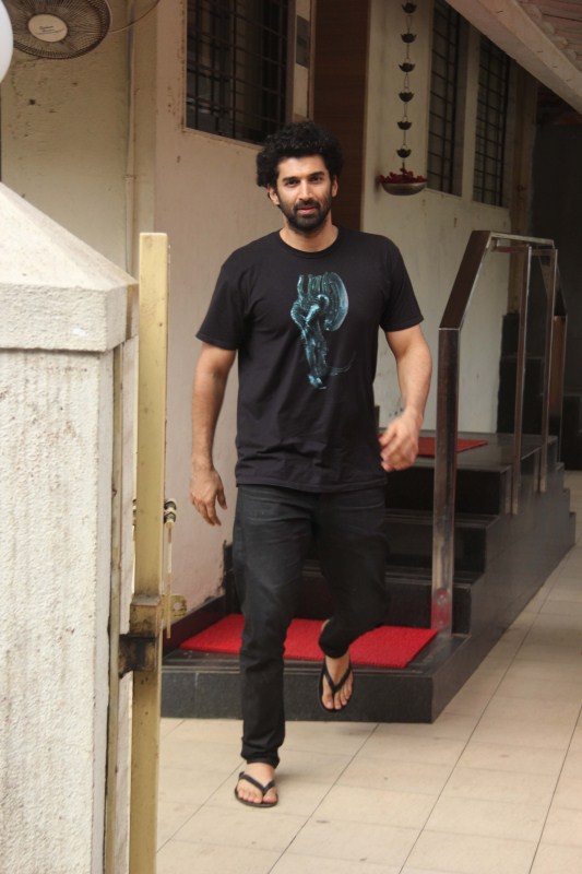 Bollywood actor Aditya Roy Kapoor snapped at Matrix office in Bandra, Mumbai, India on May 26, 2017. Aditya Roy Kapoor,actor Aditya Roy Kapoor,Aditya Roy Kapoor snapped at Matrix office,Matrix office,Aditya Roy Kapoor latest pics,Aditya Roy Kapoor latest images,Aditya Roy Kapoor latest stills,Aditya Roy Kapoor latest pictures,Aditya Roy Kapoor latest pho