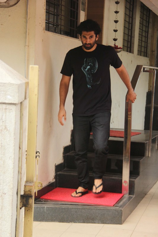 Bollywood actor Aditya Roy Kapoor snapped at Matrix office in Bandra, Mumbai, India on May 26, 2017. Aditya Roy Kapoor,actor Aditya Roy Kapoor,Aditya Roy Kapoor snapped at Matrix office,Matrix office,Aditya Roy Kapoor latest pics,Aditya Roy Kapoor latest images,Aditya Roy Kapoor latest stills,Aditya Roy Kapoor latest pictures,Aditya Roy Kapoor latest pho