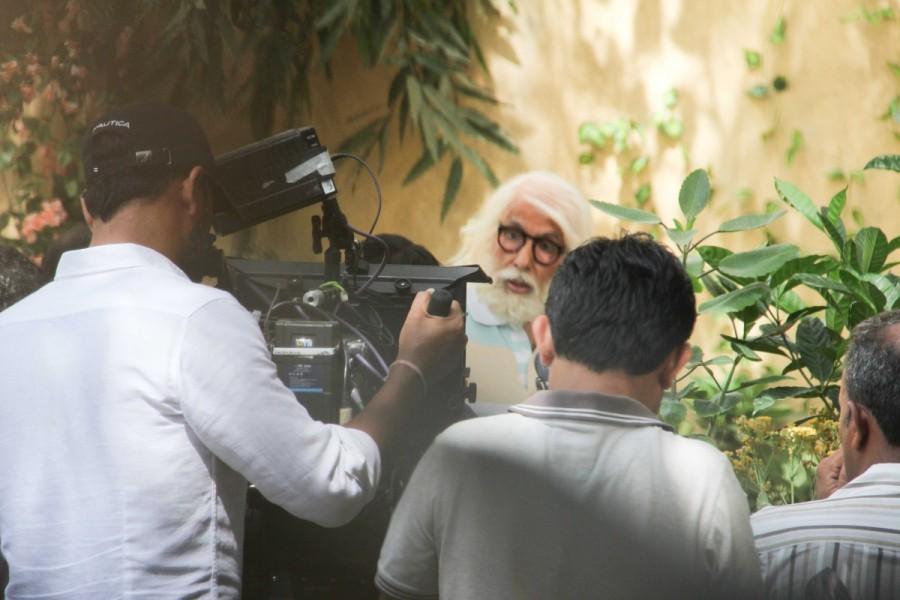 Bollywood actor Amitabh Bachchan spotted shooting for '102 Not Out' movie. Amitabh Bachchanm,Bollywood actor Amitabh Bachchan,actor Amitabh Bachchan,Amitabh Bachchan 102 Not Out,102 Not Out,102 Not Out First Look twitter reactions,amitabh bachchan 102 Not Out,102 Not Out pics,102 Not Out images,102 Not Out stills,102 Not Out pic