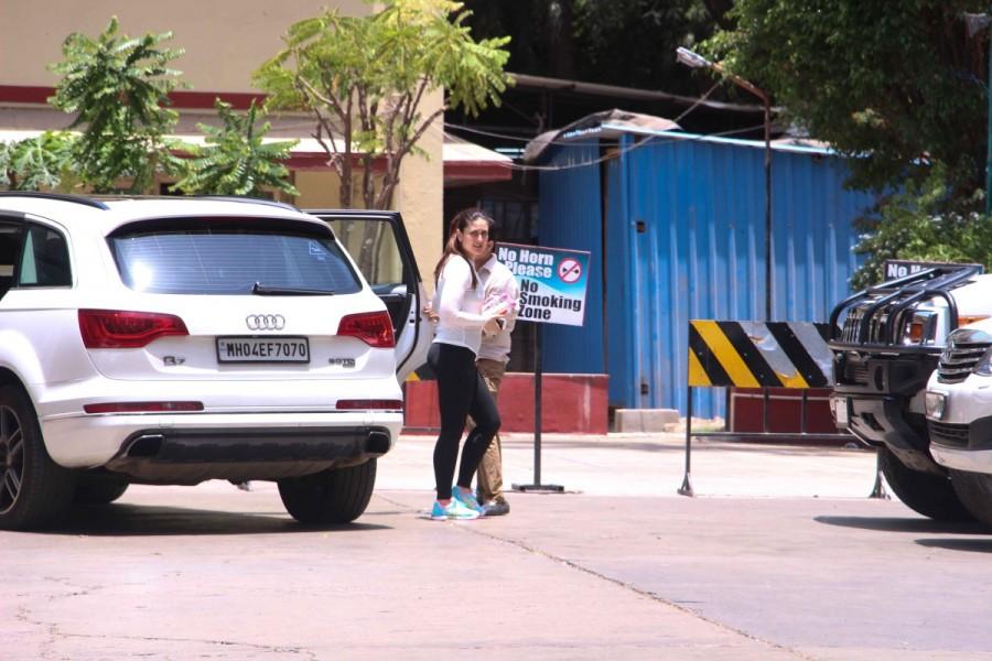 Bollywood actress Kareena Kapoor and Amrita Arora spotted at Gym in Bandra. Kareena Kapoor and Amrita Arora,Kareena Kapoor,Amrita Arora,Kareena Kapoor at Gym in Bandra,Amrita Arora spotted at Gym in Bandra