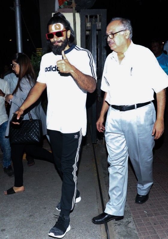 Bollywood actor Ranveer Singh spotted outside Lilavati Hospital in Mumbai on May 29, 2017. Ranveer Singh,actor Ranveer Singh,Ranveer Singh at Lilavati Hospital,Ranveer Singh spotted at Lilavati Hospital,Ranveer Singh outside Lilavati Hospital,Ranveer Singh pics,Ranveer Singh images,Ranveer Singh stills,Ranveer Singh pictures,Ranveer Singh photo