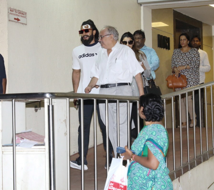 Bollywood actor Ranveer Singh spotted outside Lilavati Hospital in Mumbai on May 29, 2017. Ranveer Singh,actor Ranveer Singh,Ranveer Singh at Lilavati Hospital,Ranveer Singh spotted at Lilavati Hospital,Ranveer Singh outside Lilavati Hospital,Ranveer Singh pics,Ranveer Singh images,Ranveer Singh stills,Ranveer Singh pictures,Ranveer Singh photo