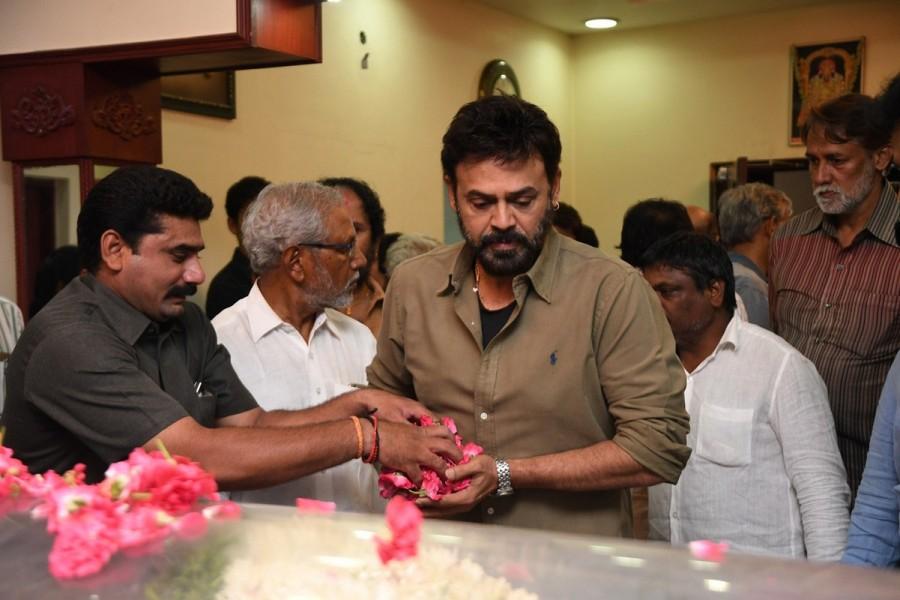 South Indian celebs like Venkatesh, Mohan Babu, Tarun, Ali, Manchu Manoj, C Kalyan pays last respect to Dasari Narayana Rao Venkatesh,Mohan Babu,Tarun,Ali,Manchu Manoj,C Kalyan,Dasari Narayana Rao,dasari narayana rao death,last respect to Dasari Narayana Rao,dasari narayana rao passes away,dasari narayana rao died