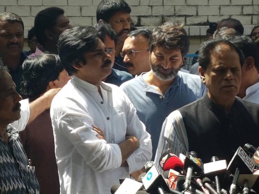 Pawan Kalyan,Jr NTR,Trivikram,Trivikram Srinivas,Pawan Kalyan pays homage to Dasari Narayana Rao,Jr NTR pays homage to Dasari Narayana Rao,Trivikram Srinivas pays homage to Dasari Narayana Rao,Allu Arjun