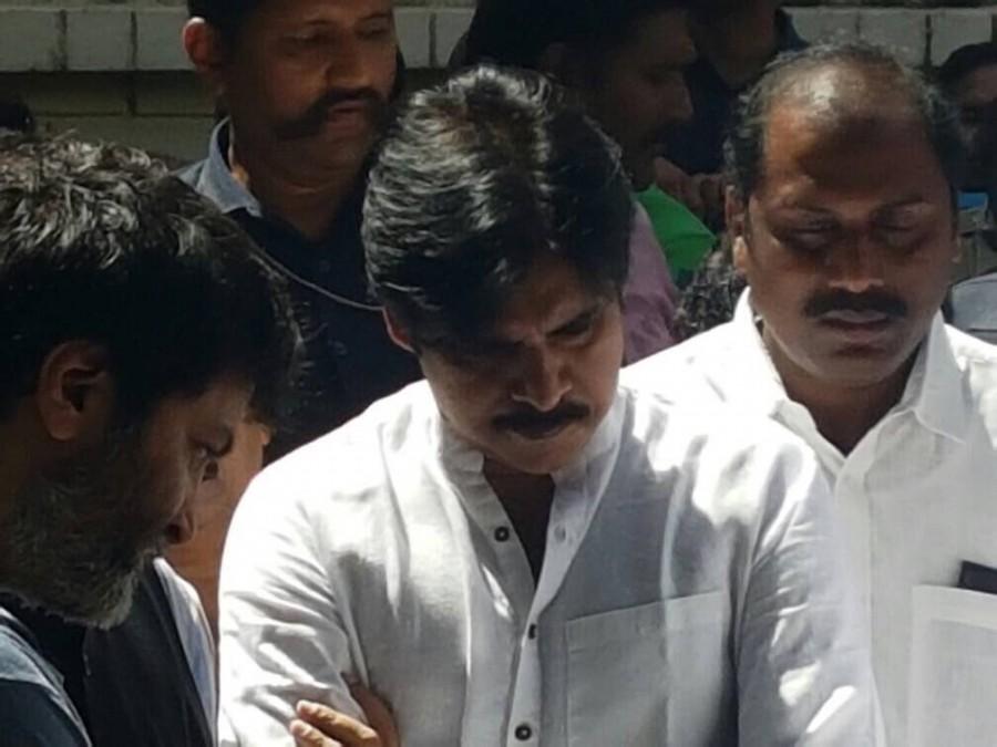Pawan Kalyan,Jr NTR,Trivikram,Trivikram Srinivas,Pawan Kalyan pays homage to Dasari Narayana Rao,Jr NTR pays homage to Dasari Narayana Rao,Trivikram Srinivas pays homage to Dasari Narayana Rao,Allu Arjun