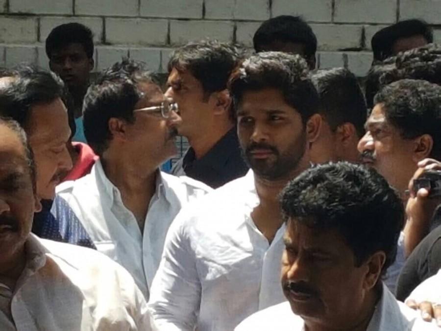Pawan Kalyan,Jr NTR,Trivikram,Trivikram Srinivas,Pawan Kalyan pays homage to Dasari Narayana Rao,Jr NTR pays homage to Dasari Narayana Rao,Trivikram Srinivas pays homage to Dasari Narayana Rao,Allu Arjun
