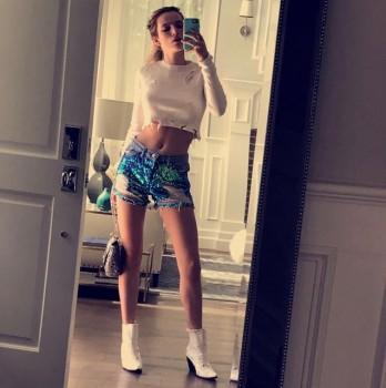 American actress and singer Bella Thorne shows off her incredibly fit figure.