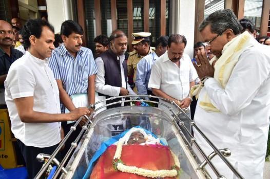 Veteran Kannada film producer and distributor Parvathamma Rajkumar passed away early on Wednesday at a private hospital here, said its spokesperson. She was 78. 