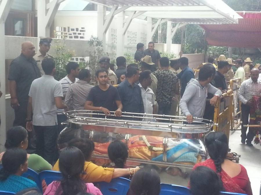 All her sons -- Shivaraj, Raghavendra and Puneeth -- are also popular Kannada cine stars. "The three sons and other close family members were present by her side during her final moments," added Prakash. Siddaramaiah,CM Siddaramaiah,Parvathamma Rajkumar,Parvathamma,producer parvathamma rajkumar,producer Parvathamma Rajkumar,Parvathamma Rajkumar dead,Parvathamma Rajkumar death