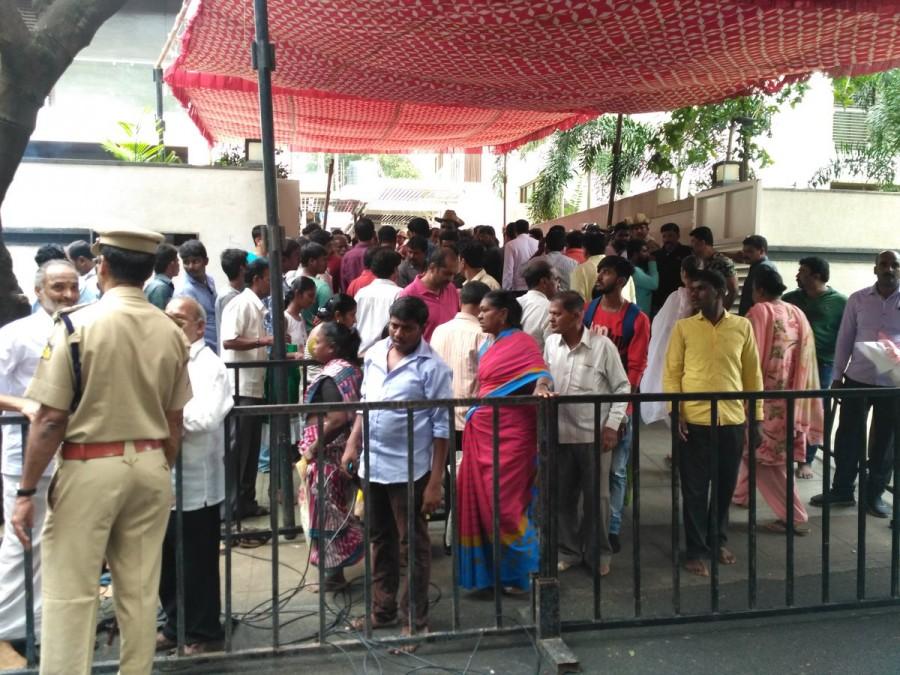 Parvathamma Rajkumar,Parvathamma,Fans pay last respect to Parvathamma Rajkumar,Fans last respect to Parvathamma Rajkumar,last respect to Parvathamma Rajkumar,Parvathamma Rajkumar furnel,Parvathamma Rajkumar furnel pics,Parvathamma Rajkumar furnel images,P