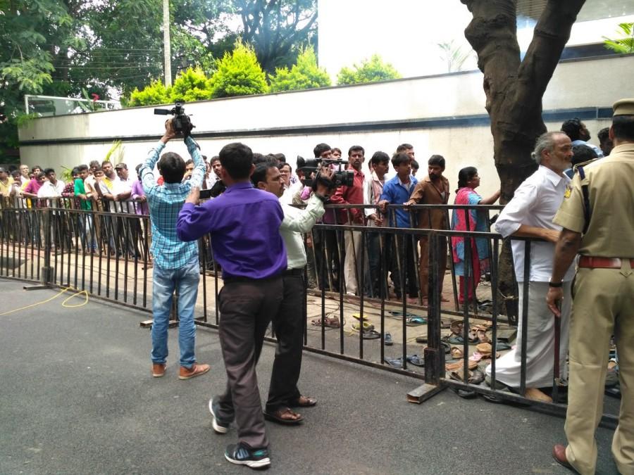 Parvathamma Rajkumar,Parvathamma,Fans pay last respect to Parvathamma Rajkumar,Fans last respect to Parvathamma Rajkumar,last respect to Parvathamma Rajkumar,Parvathamma Rajkumar furnel,Parvathamma Rajkumar furnel pics,Parvathamma Rajkumar furnel images,P