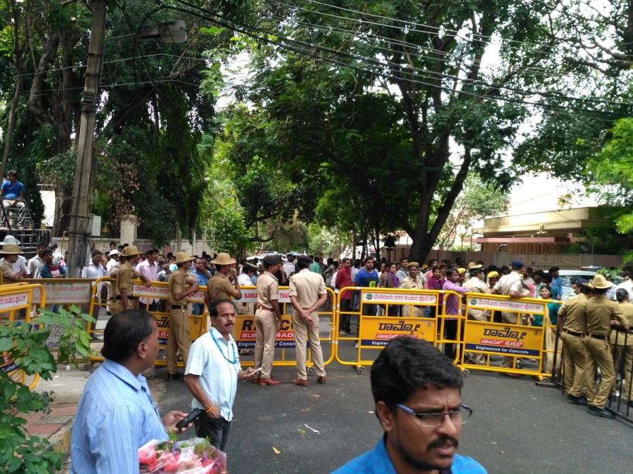 Parvathamma Rajkumar,Parvathamma,Fans pay last respect to Parvathamma Rajkumar,Fans last respect to Parvathamma Rajkumar,last respect to Parvathamma Rajkumar,Parvathamma Rajkumar furnel,Parvathamma Rajkumar furnel pics,Parvathamma Rajkumar furnel images,P