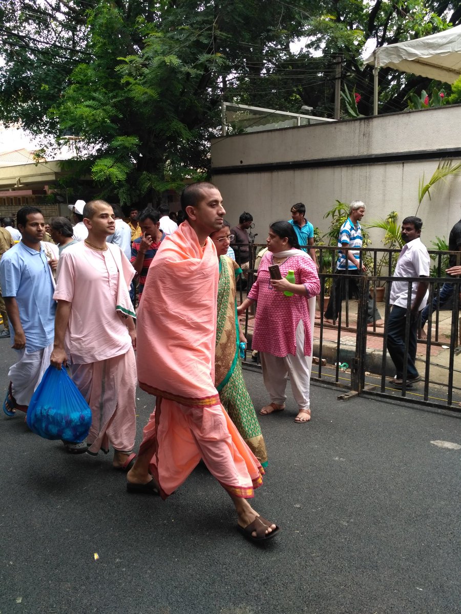 Parvathamma Rajkumar,Parvathamma,Fans pay last respect to Parvathamma Rajkumar,Fans last respect to Parvathamma Rajkumar,last respect to Parvathamma Rajkumar,Parvathamma Rajkumar furnel,Parvathamma Rajkumar furnel pics,Parvathamma Rajkumar furnel images,P
