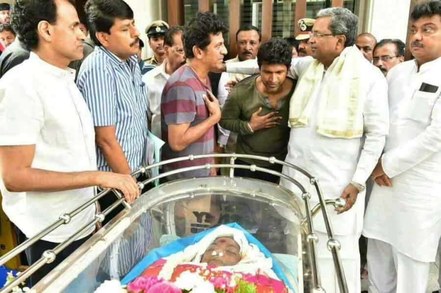 CM Siddaramaiah pays last respect to Parvathamma Rajkumar. Siddaramaiah,CM Siddaramaiah,Parvathamma Rajkumar,Parvathamma,producer parvathamma rajkumar,producer Parvathamma Rajkumar,Parvathamma Rajkumar dead,Parvathamma Rajkumar death