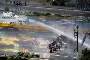 Venezuela turns water cannons,Venezuela,Venezuela riot police,water cannons,anti-government protesters,protesters