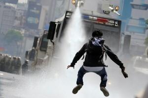 Venezuela turns water cannons,Venezuela,Venezuela riot police,water cannons,anti-government protesters,protesters