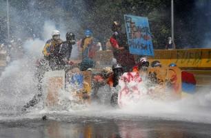 Venezuela turns water cannons,Venezuela,Venezuela riot police,water cannons,anti-government protesters,protesters