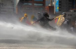 Venezuela turns water cannons,Venezuela,Venezuela riot police,water cannons,anti-government protesters,protesters