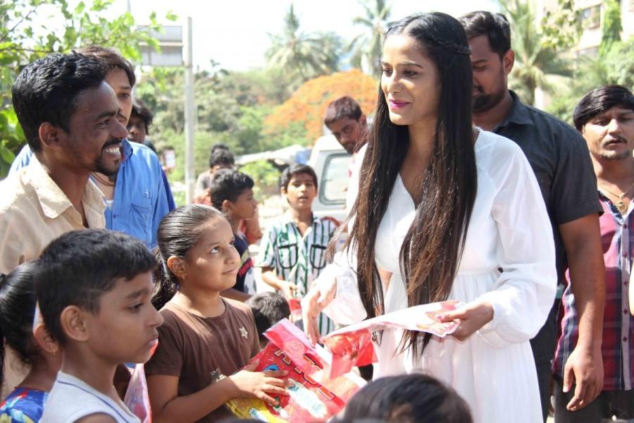 Bollywood actress Poonam Pandey distribute raincoats to street children in Mumbai on May 31, 2017. Poonam Pandey,actress Poonam Pandey,Poonam Pandey distribute raincoats to street children,Poonam Pandey distribute raincoats,Poonam Pandey new pics,Poonam Pandey new images,Poonam Pandey new stills,Poonam Pandey new PICTURES,Poonam Pandey new photos