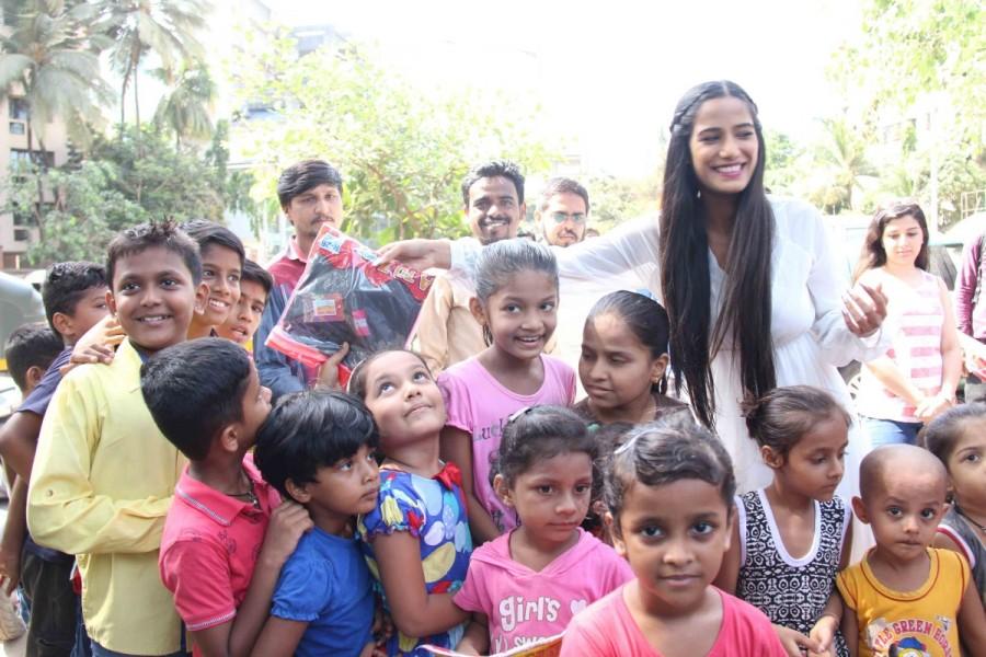 Actress Poonam Pandey poses for the photographers after distributing raincoats to street children in Mumbai. Poonam Pandey,actress Poonam Pandey,Poonam Pandey distribute raincoats to street children,Poonam Pandey distribute raincoats,Poonam Pandey new pics,Poonam Pandey new images,Poonam Pandey new stills,Poonam Pandey new PICTURES,Poonam Pandey new photos