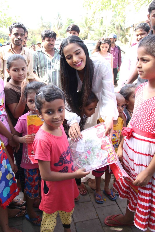 Poonam Pandey Distribute Raincoat To Neddy Kids on 30th May 2017. Poonam Pandey,actress Poonam Pandey,Poonam Pandey distribute raincoats to street children,Poonam Pandey distribute raincoats,Poonam Pandey new pics,Poonam Pandey new images,Poonam Pandey new stills,Poonam Pandey new PICTURES,Poonam Pandey new photos