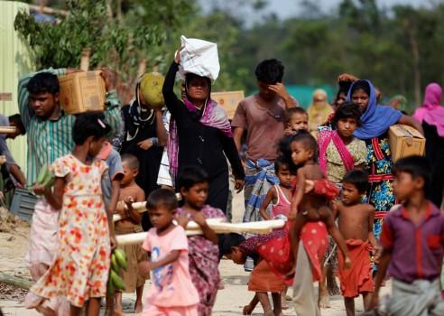 Rohingya refugees who are affected by Cyclone Mora, come back to their makeshift home after collecting relief supplies at the Balukhali Makeshift Refugee Camp in Cox’s Bazar.