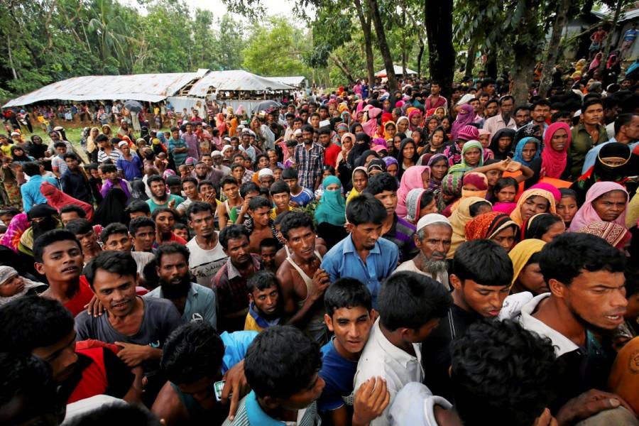 Rohingya refugees gather to collect relief at the Balukhali Makeshift Refugee Camp. Rohingya refugee camp,Rohingya refugee,cyclone,cyclone in Bangladesh,Rohingya refugees