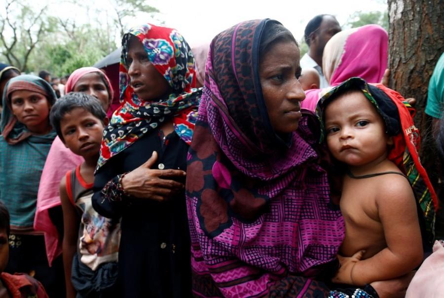 Rohingya refugees who are affected by Cyclone Mora, gather to collect relief supplies. Rohingya refugee camp,Rohingya refugee,cyclone,cyclone in Bangladesh,Rohingya refugees