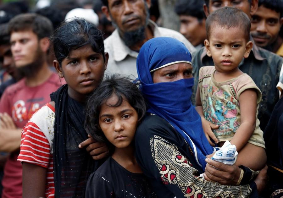 Rohingya refugees gather to collect relief supplies at the Balukhali Makeshift Refugee Camp. Rohingya refugee camp,Rohingya refugee,cyclone,cyclone in Bangladesh,Rohingya refugees
