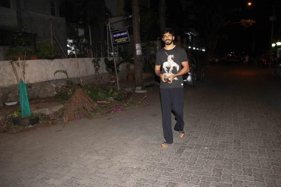 Exclusive pictures of Actor Harshvardhan Kapoor spotted at (Saif Ali khan daughter) Sara Ali khan's house. Harshvardhan Kapoor,actor Harshvardhan Kapoor,Sara Ali Khan,Harshvardhan Kapoor outside Sara Ali Khan,Sara Ali Khan house,saif ali khan daughter