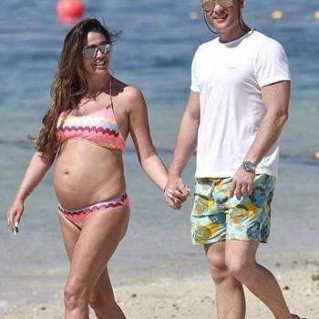 English glamour model Danielle Lloyd flaunts her baby bump.