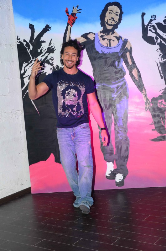 Actor Tiger Shroff launches Munna Michael poster. Munna Michael poster,Munna Michael,Munna Michael movie poster,Munna Michael first look,Munna Michael first look poster,Tiger Shroff,actor Tiger Shroff,Tiger Shroff launches Munna Michael poster