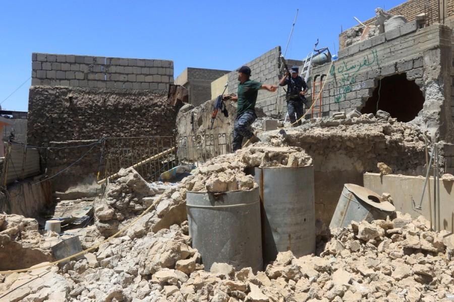 Members of federal police walk in a destroyed building at Bab al Jadid district in the old city of Mosul. Islamic State,Islamic State militants,Mosul,Grand al-Nuri Mosque,Mosul mosque
