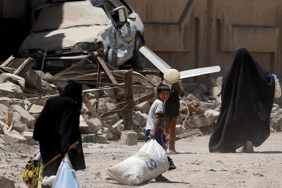 Displaced Iraqi people carry their belongings as they flee from western Mosul. Islamic State,Islamic State militants,Mosul,Grand al-Nuri Mosque,Mosul mosque