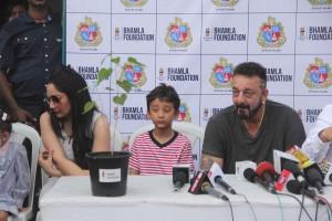 Sanjay Dutt supports tree plantation,Sanjay Dutt,1000 tree plantation,BMC garden,actor Sanjay Dutt,Sanjay Dutt pics,Sanjay Dutt images,Sanjay Dutt stills,Manyata Dutt,Shahraan,Iqra Dutt