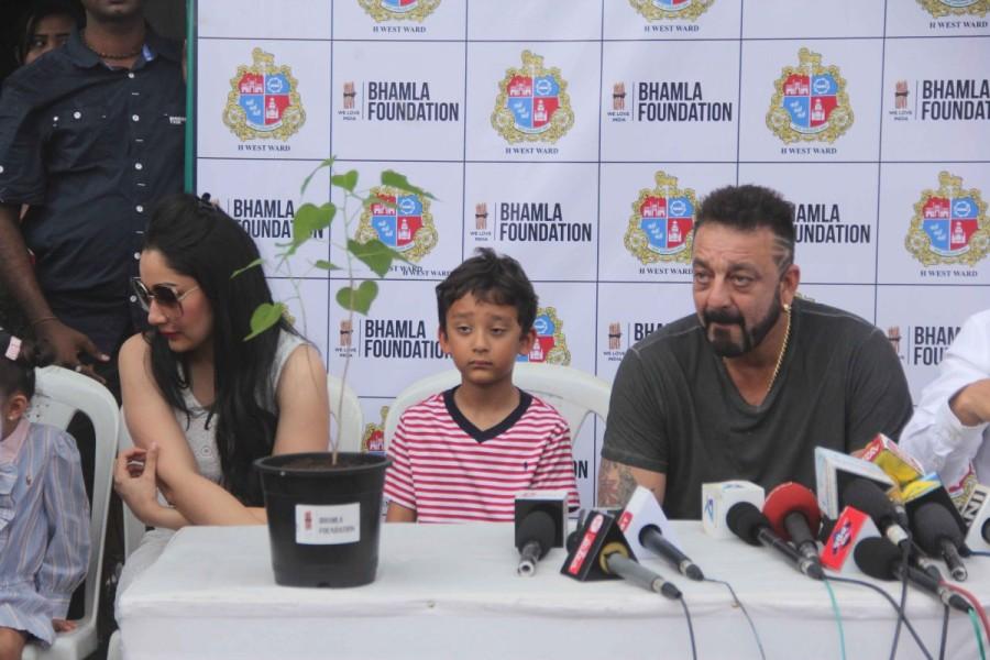 Sanjay Dutt and Asif Bhamla support 1000 tree plantation. Sanjay Dutt supports tree plantation,Sanjay Dutt,1000 tree plantation,BMC garden,actor Sanjay Dutt,Sanjay Dutt pics,Sanjay Dutt images,Sanjay Dutt stills,Manyata Dutt,Shahraan,Iqra Dutt
