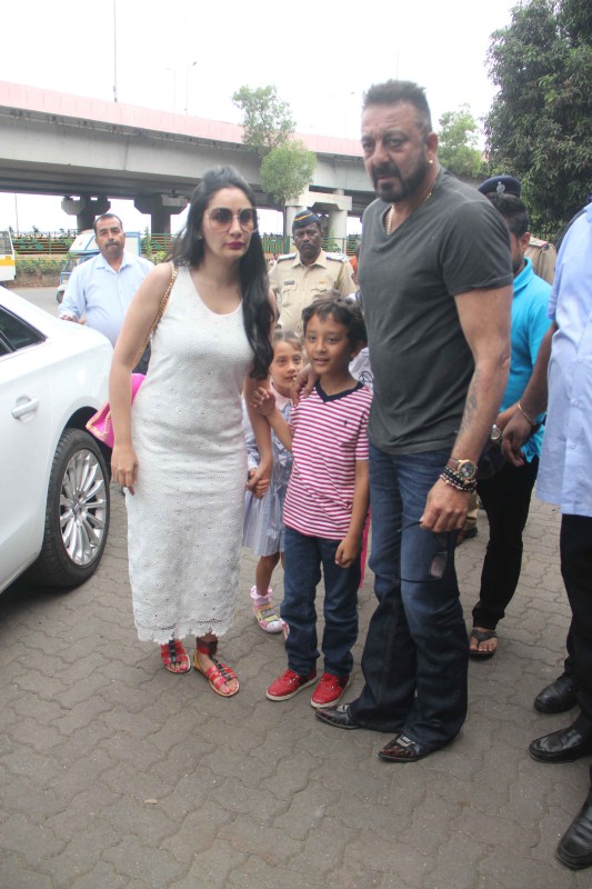 Sanjay Dutt & Manyata Support 1000 Tree Plantation. Sanjay Dutt supports tree plantation,Sanjay Dutt,1000 tree plantation,BMC garden,actor Sanjay Dutt,Sanjay Dutt pics,Sanjay Dutt images,Sanjay Dutt stills,Manyata Dutt,Shahraan,Iqra Dutt