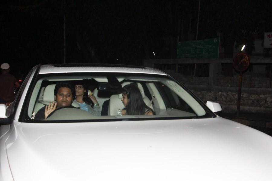 Suhana Khan snapped on a night out with her friends. Shah Rukh Khan,Shah Rukh Khan daughter,Shah Rukh Khan daughter Suhana Khan,Suhana Khan,Suhana Khan spotted at Juhu,Suhana Khan at Juhu,Suhana Khan pics,Suhana Khan images,Suhana Khan stills,Suhana Khan pictures
