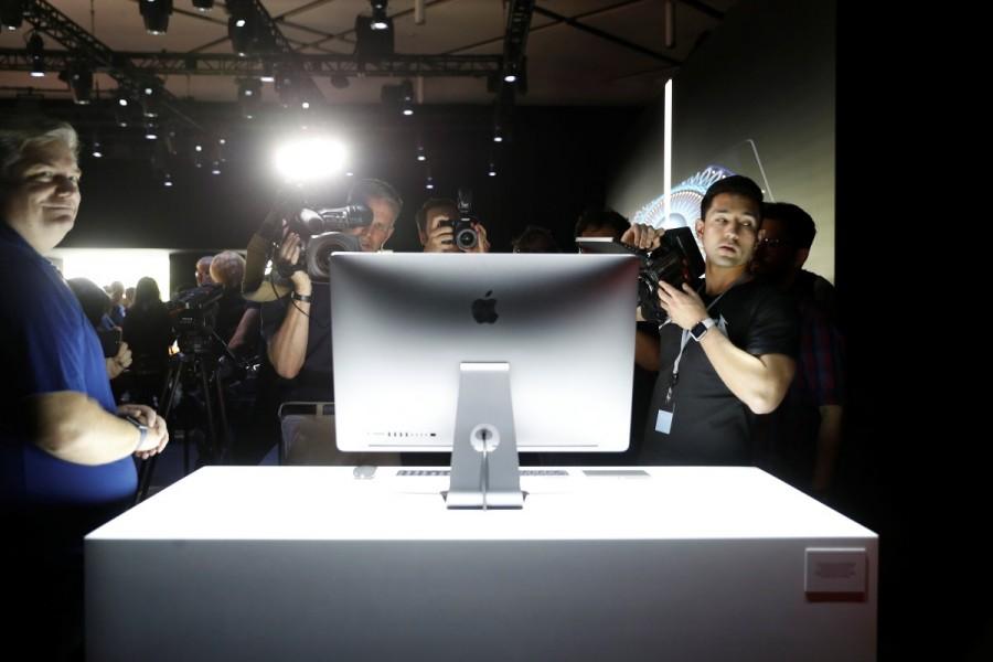 Members of the media photograph a prototype iMac Pro. WWDC 2017,WWDC,Apple,iMac,MacBook Pro series,Worldwide Developer Conference,Apple HomePod,Apple iMac